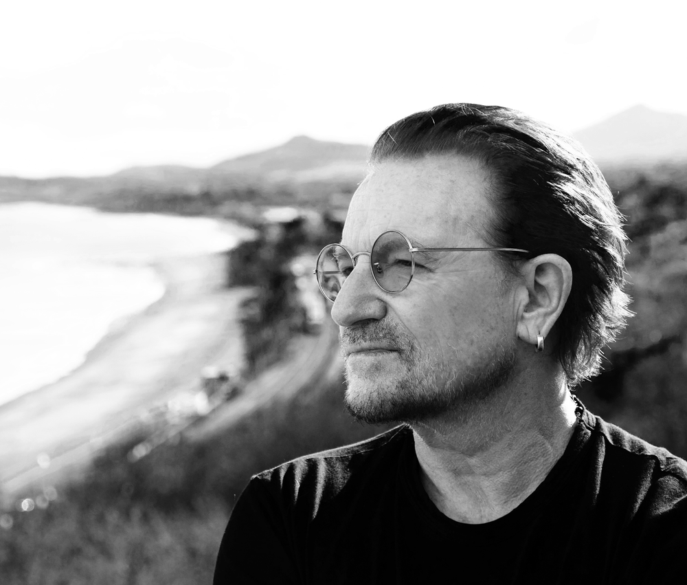 Portrait en noir et blanc de Bono, photographié par John Hewson en 2022