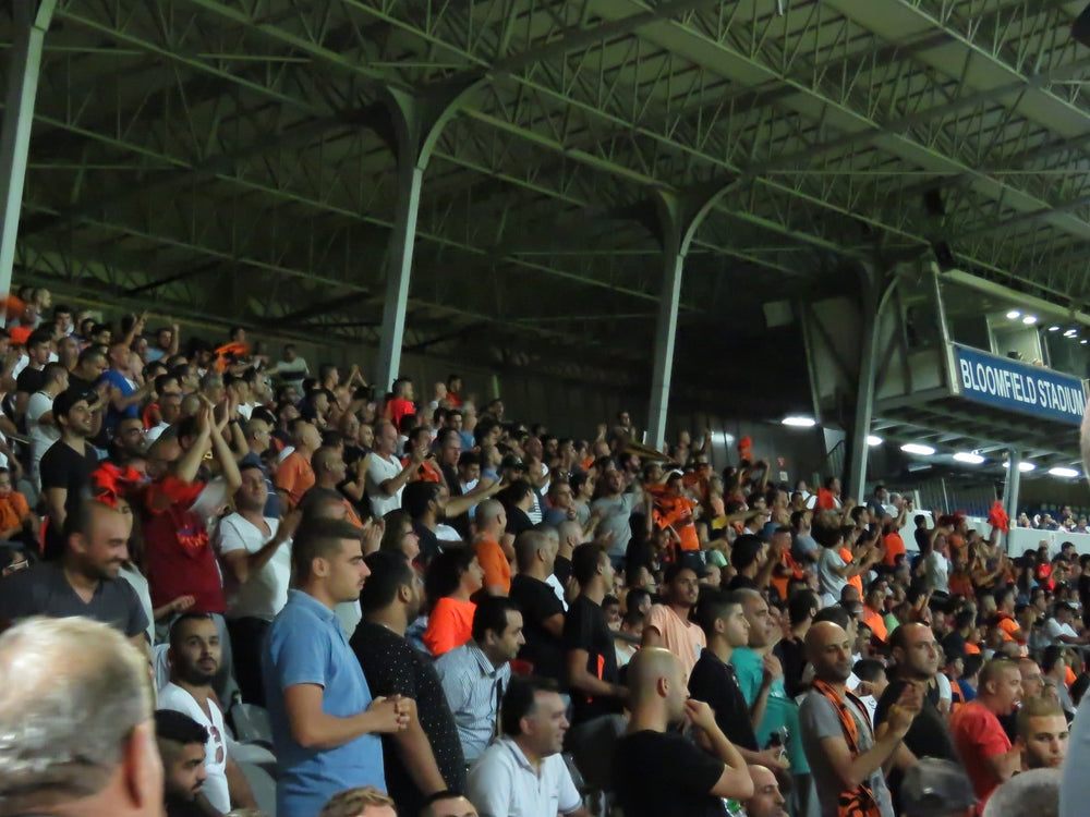 Supporters de Bnei Yehuda à Bloomfield le 19 septembre 2015. Archive, sans lien photographique avec la finale de 2026. Botend / CC BY-SA 4.0.