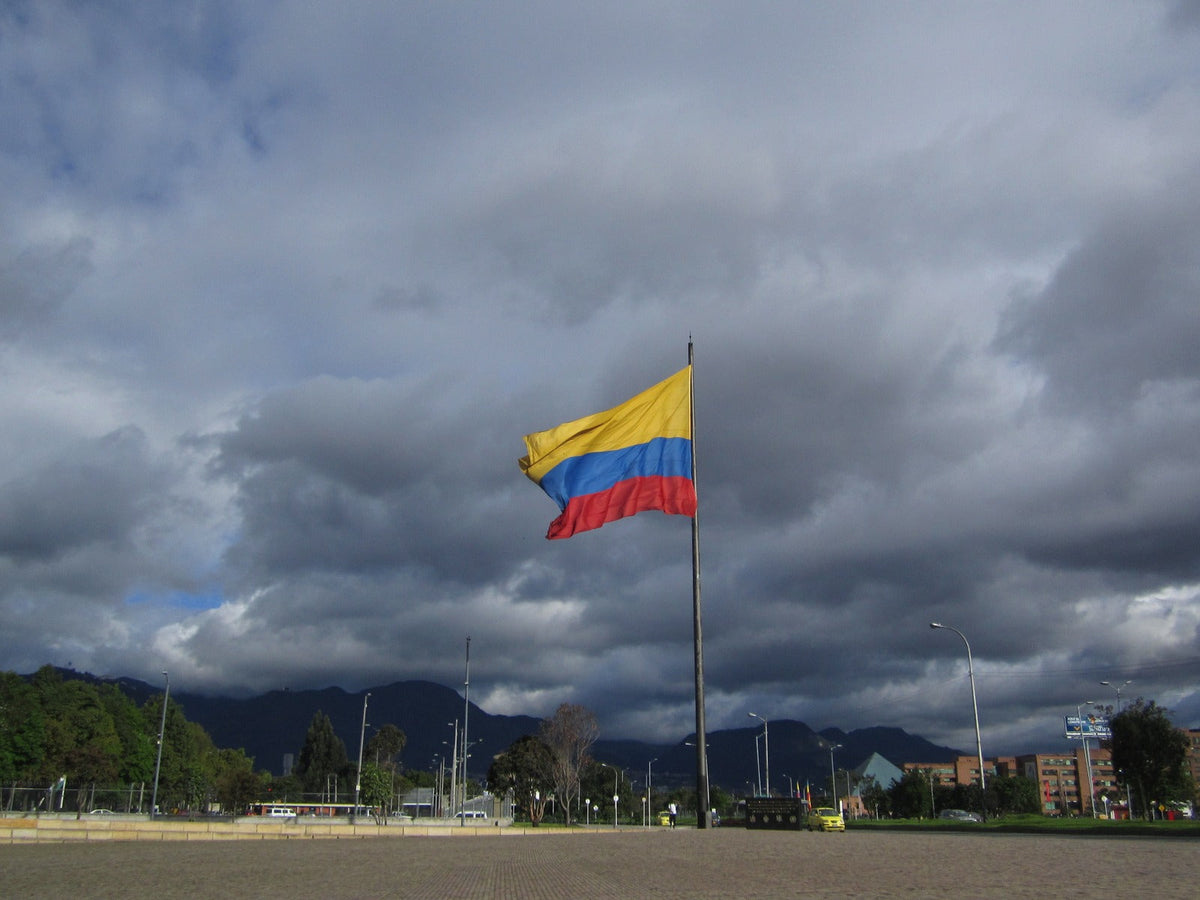 Drapeau colombien à Bogotá en 2013, photographie d’archives de Felipe Restrepo Acosta, CC BY-SA 4.0 ; ne montre pas la cérémonie