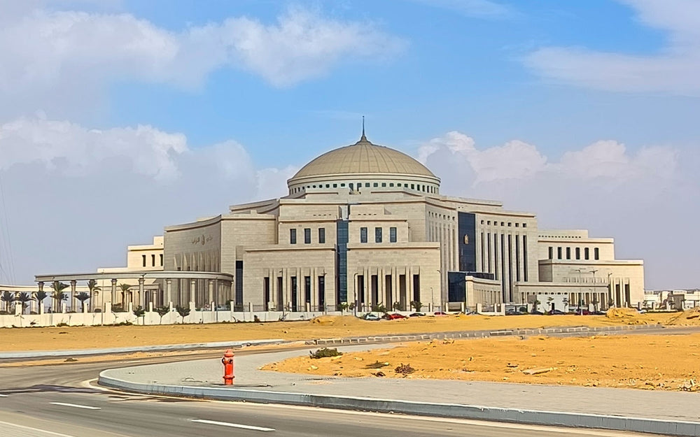 Le Parlement égyptien dans la nouvelle capitale, archive du 10 décembre 2025. Photo Abdelrhman 1990, CC BY 4.0, recadrée.