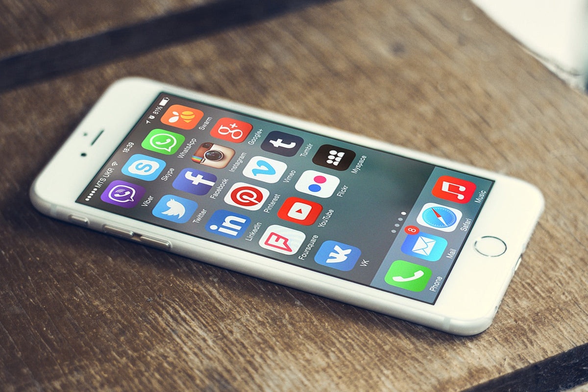 Applications de réseaux sociaux sur un smartphone — photo d’archive 2017, sans lien avec un contenu précis étudié par l’OHPI
