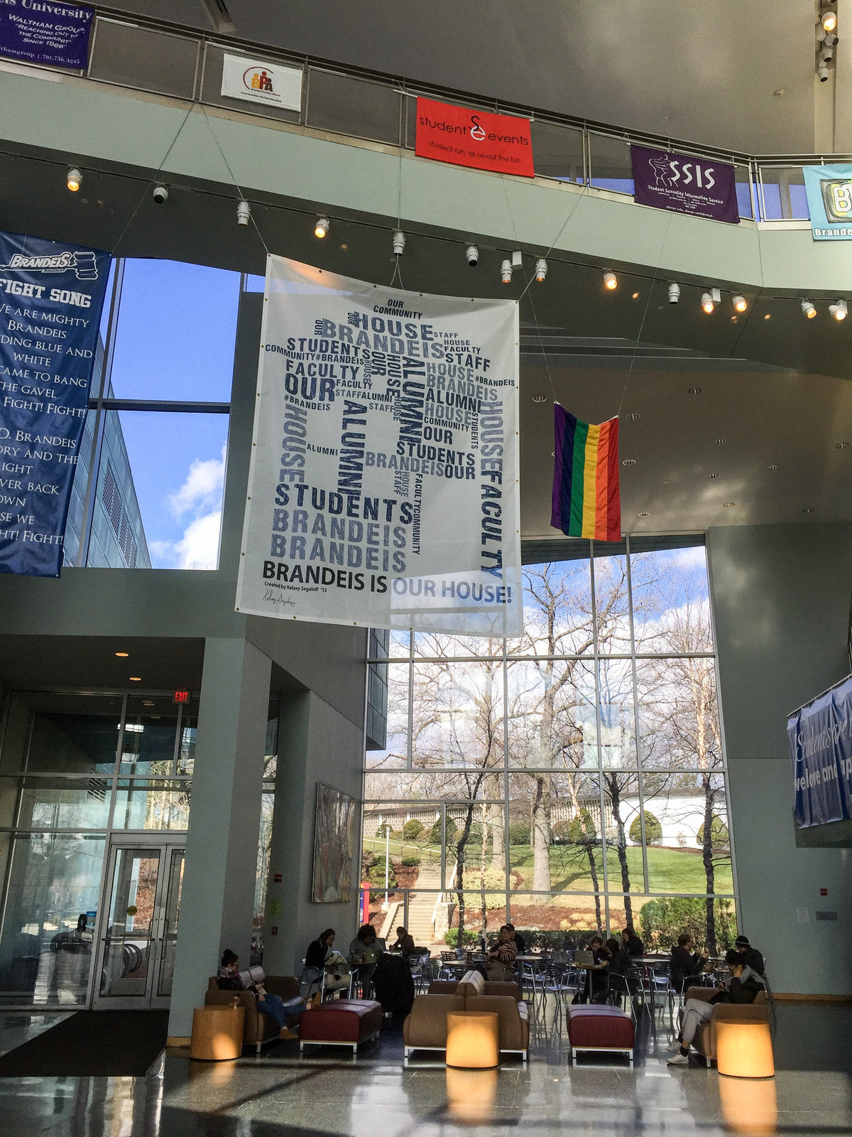 Shapiro Campus Center de l’université Brandeis — Kenneth C. Zirkel, CC BY-SA 4.0 via Wikimedia Commons