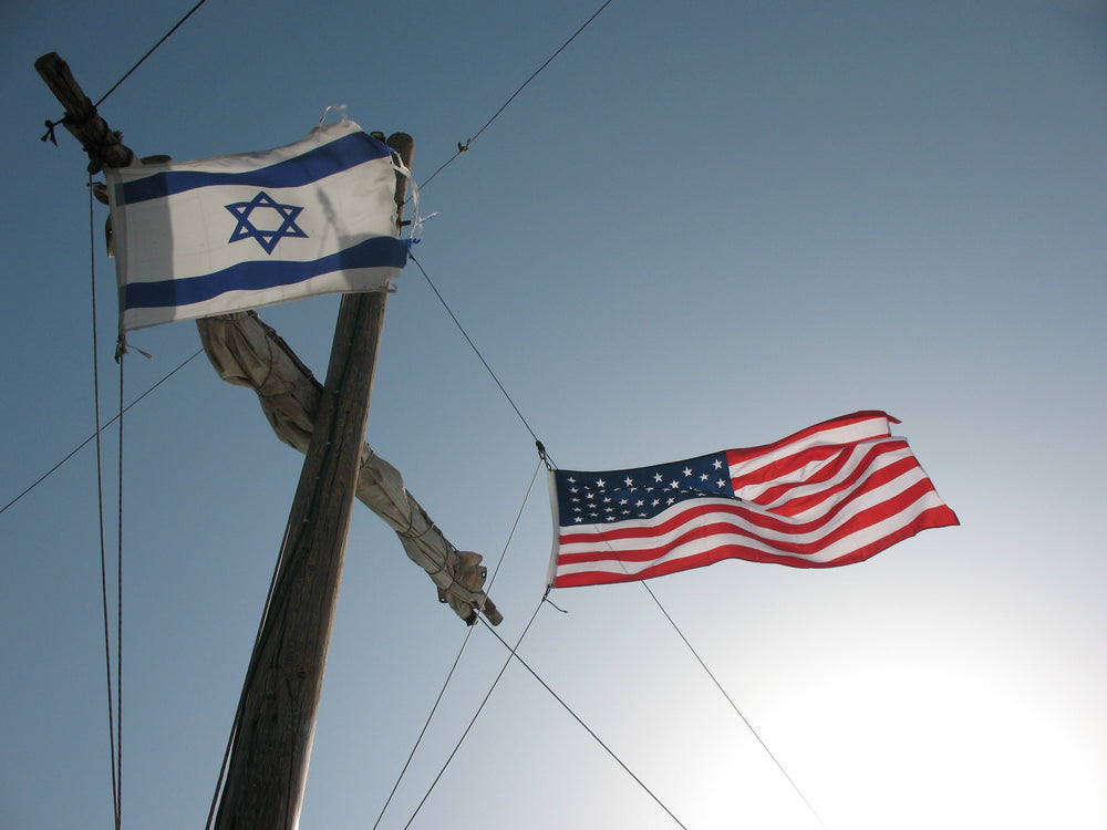 Drapeaux israélien et américain — James Emery, CC BY 2.0