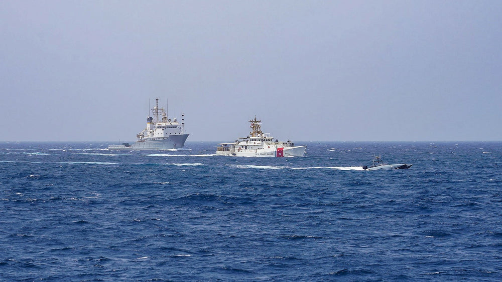 Navires dans le détroit d’Ormuz — U.S. Navy, domaine public