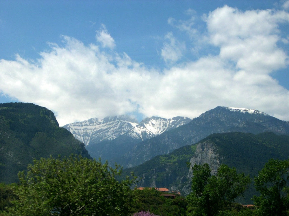 Le mont Olympe vu de Litochoro — domaine public via Wikimedia Commons