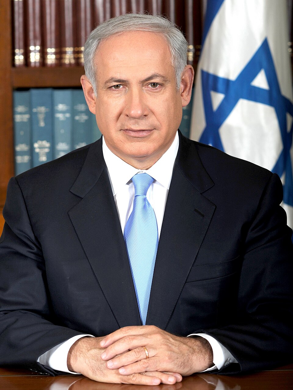 Benjamin Netanyahu — portrait officiel, GPO Israël, via Wikimedia Commons